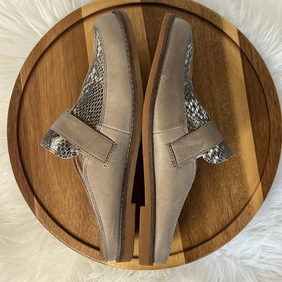 TAOS Footwear Taupe Snakeskin Royal Slider Mule New Size  8 - Picture 6 of 10